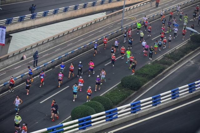 重庆马拉松通报离世选手情况, 为何悲剧常发生在跑马终点前后