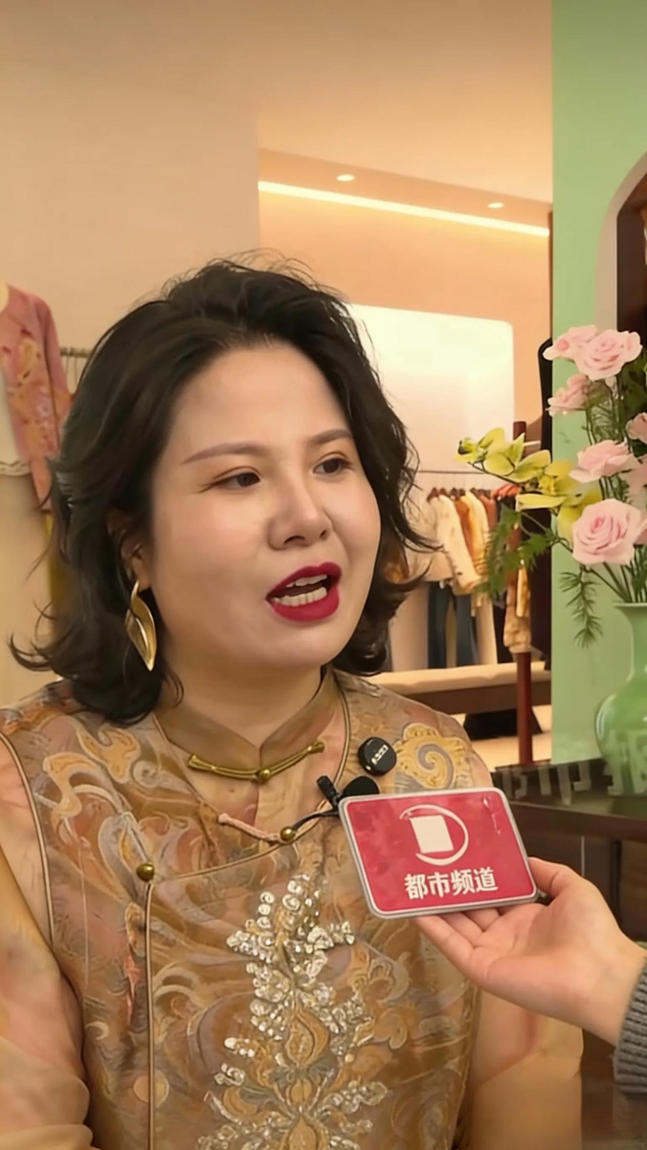 90后单亲妈妈拿700块摆地摊，十年逆袭年入千万谁能想到，这个眉眼温婉、化着