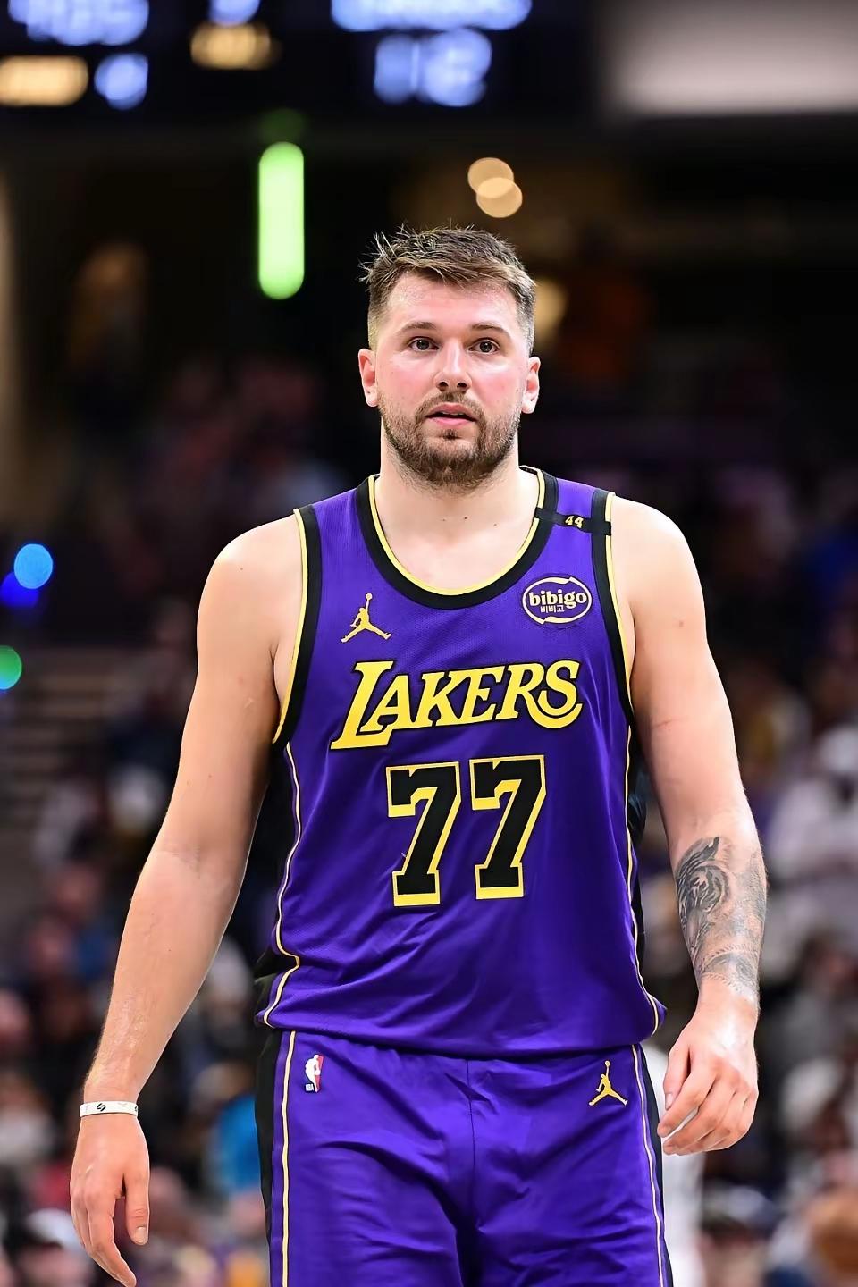 东契奇3月成为湖人队历史上单月得分第一人。东契奇是个天才，他在湖人大胜骑士的比赛