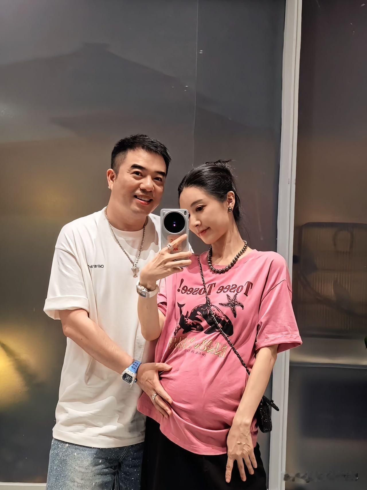 刷到小红书，看到直播一姐怀二胎了这两年偶尔能刷到她的动态，看到她去乌镇戏剧节做