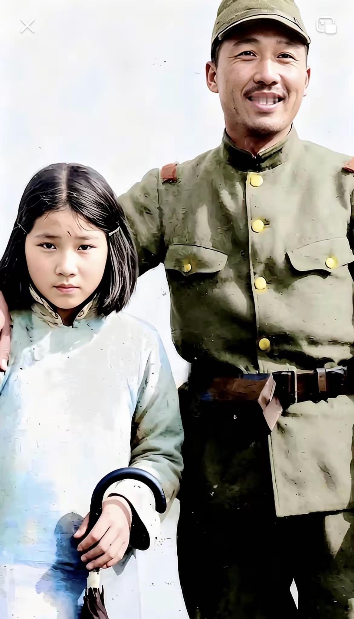 这是1938年南京沦陷之后，一张令人揪心的老照片。画面里的日军士兵笑容满面，手臂