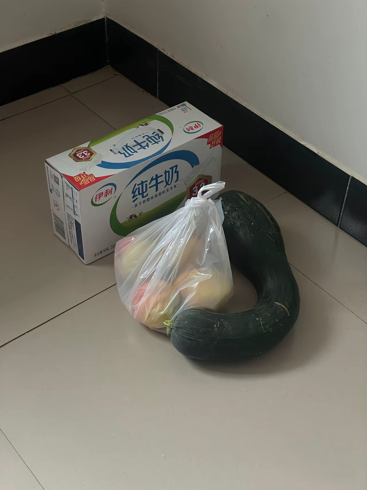 前两天去看望生病的姑姑，没买多贵重的东西，拎了一箱纯牛奶，再装上一兜自家地里种的