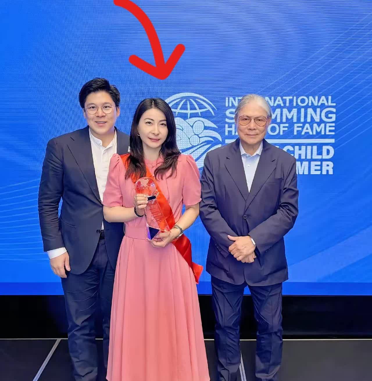 霍震霆又高兴啦！不是因为二儿子霍启山要结婚，而是郭晶晶又带着他去领奖