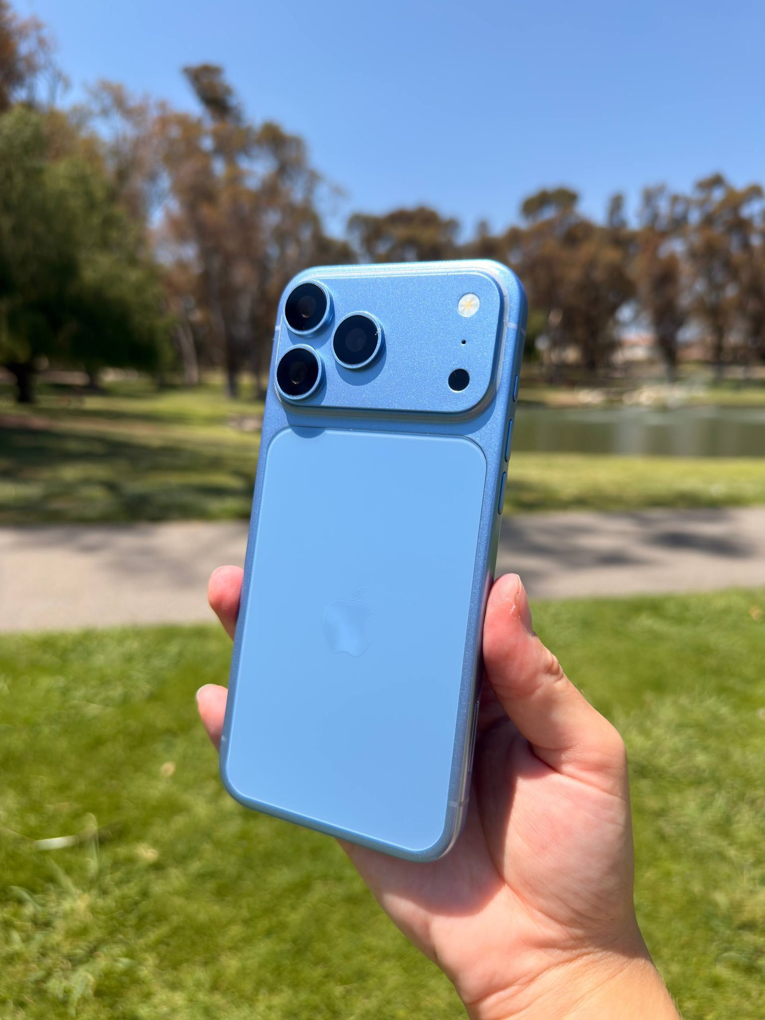 iPhone18ProMax机模这个浅蓝色，有人喜欢吗？（viaJon