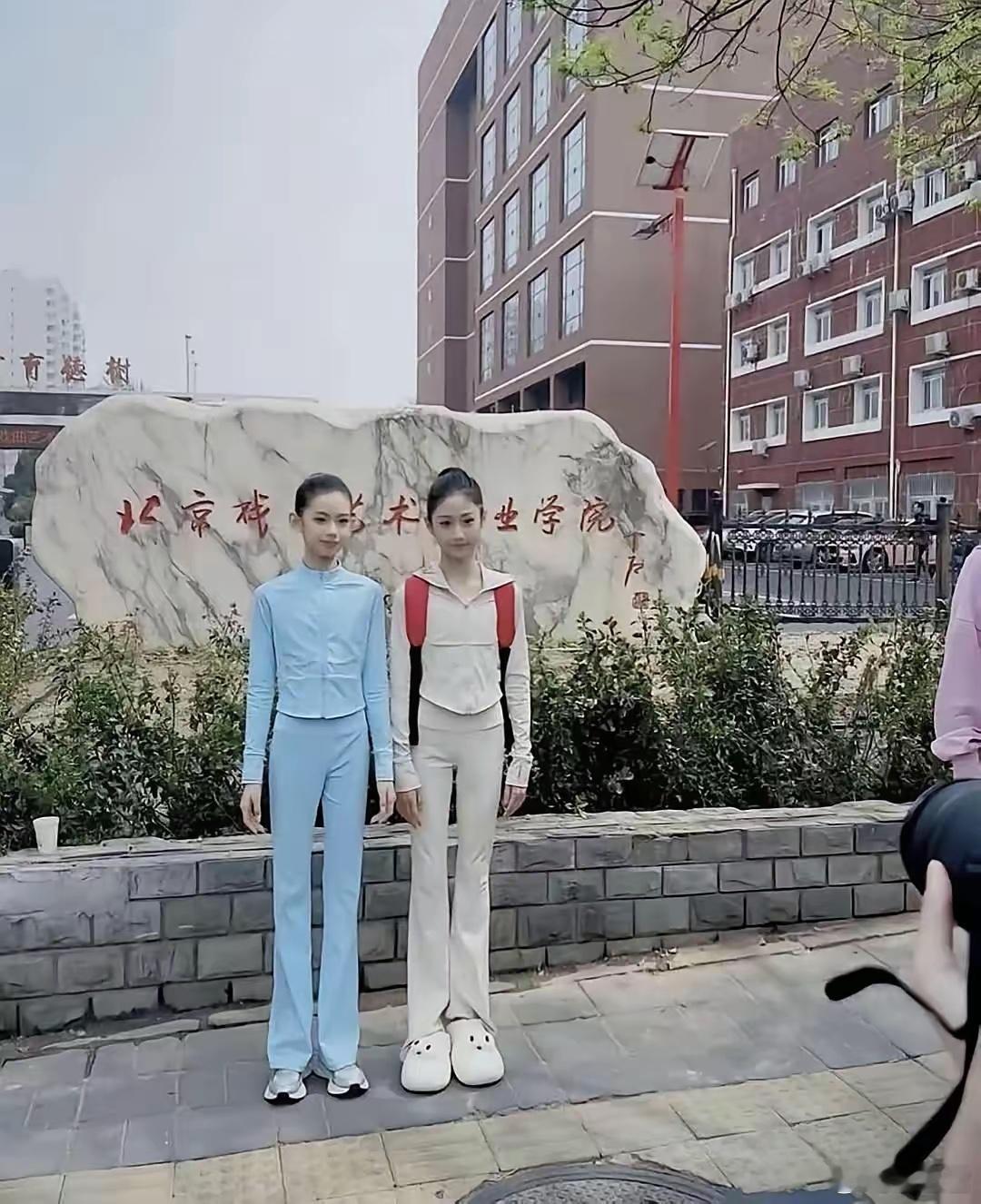 北戏招生﻿﻿现场，这2‏个小姑娘颜值也太⁠‎高了吧‏‏！要是我能有这样的女儿‎，
