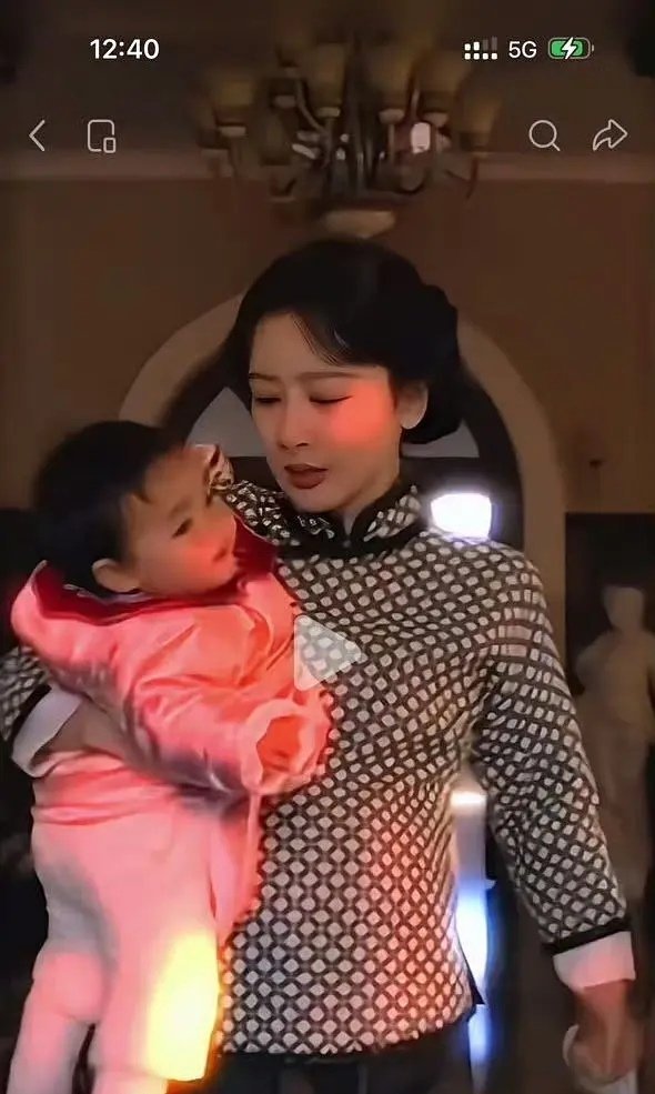 从来没见过像杨紫这样抱孩子的
