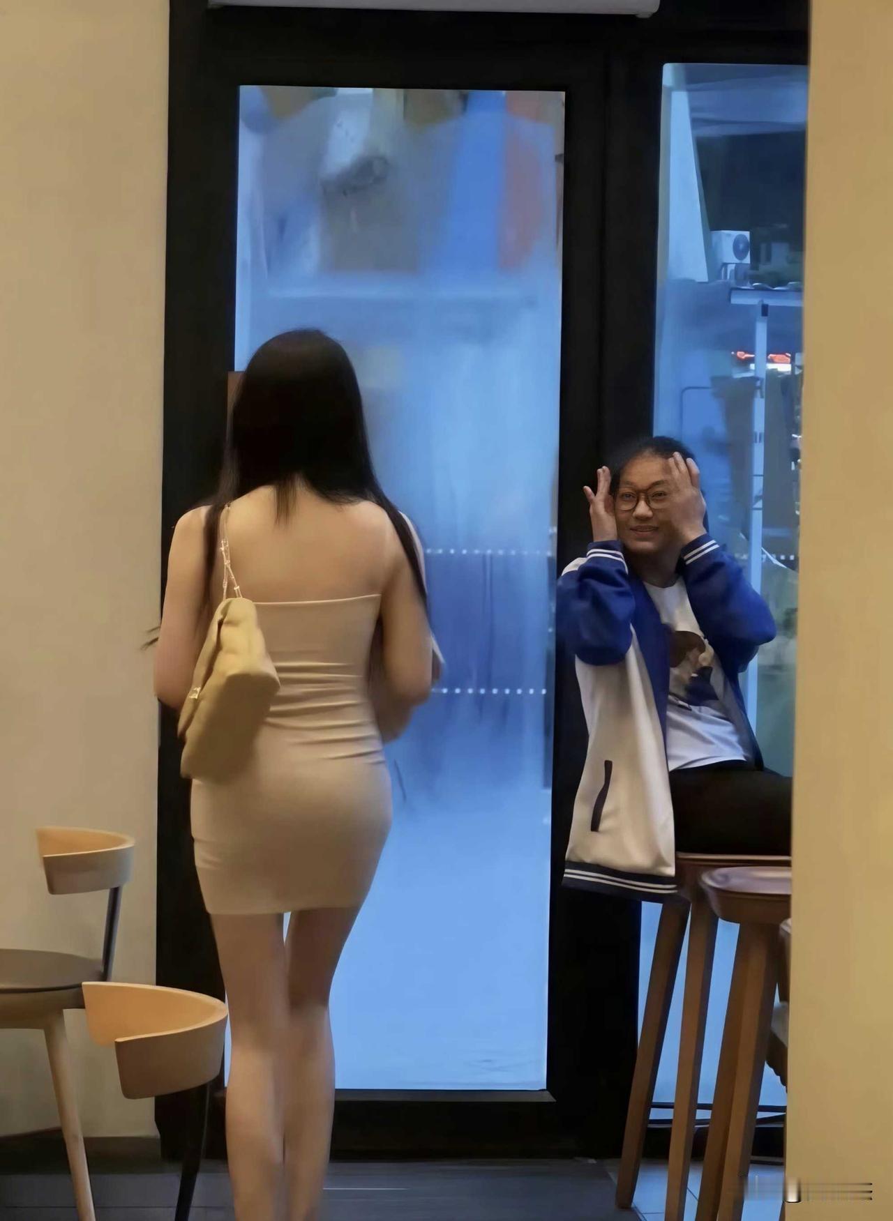 此时此刻，她俩彼此在想什么？