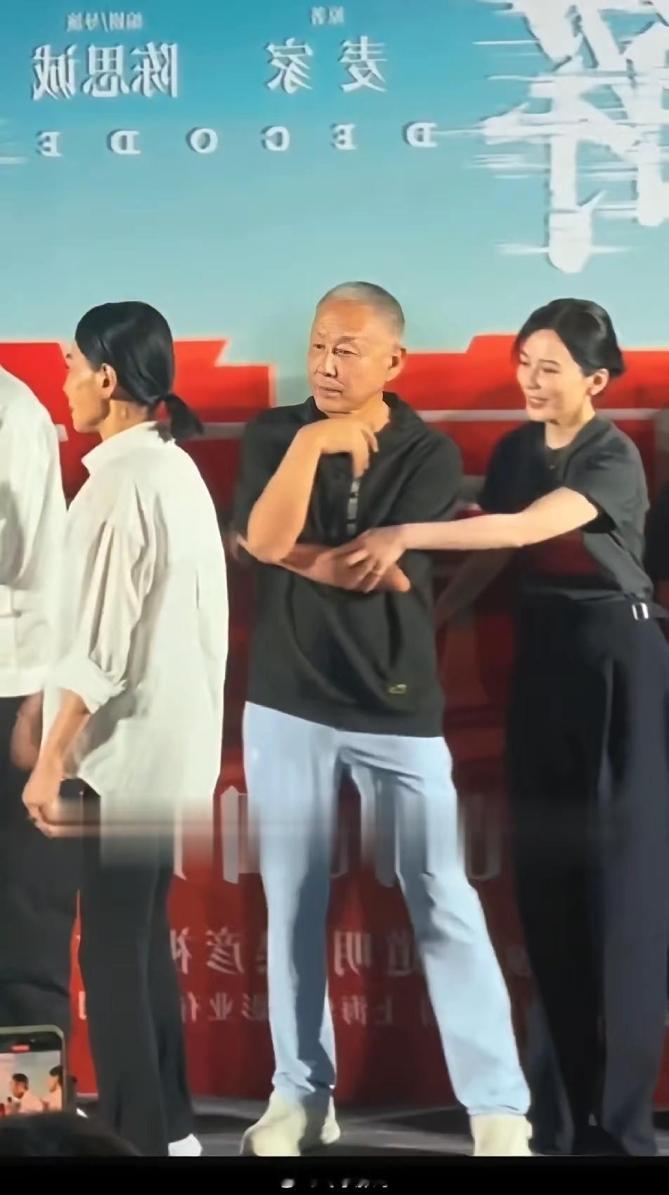 俞飞鸿怕不是暗恋陈道明陈叔吧？对一个前辈做那么多亲密动作，貌似不太合适吧？她的手