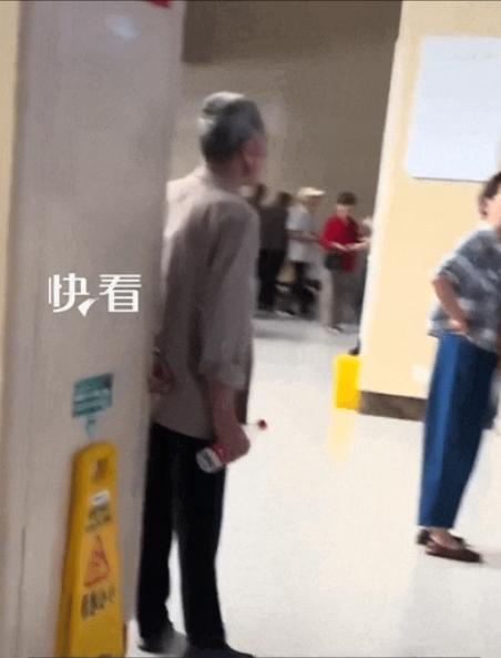 泪目了！山东一女子带着父亲到医院做检查，要去拿检查单时，她不想让父亲来回跑折腾，