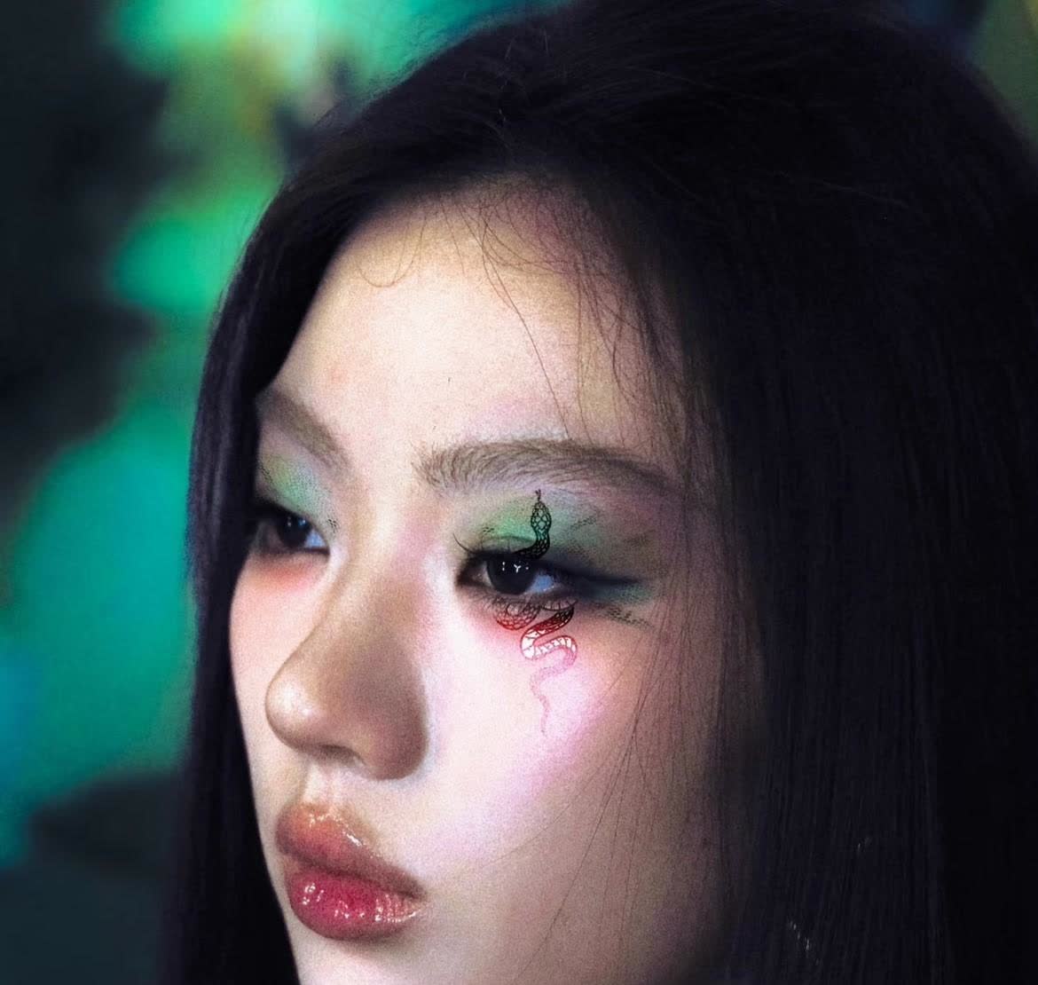 单依纯并非现在才开始“疯”的。她的“癫狂”早有迹可循。从她回答主持人的问