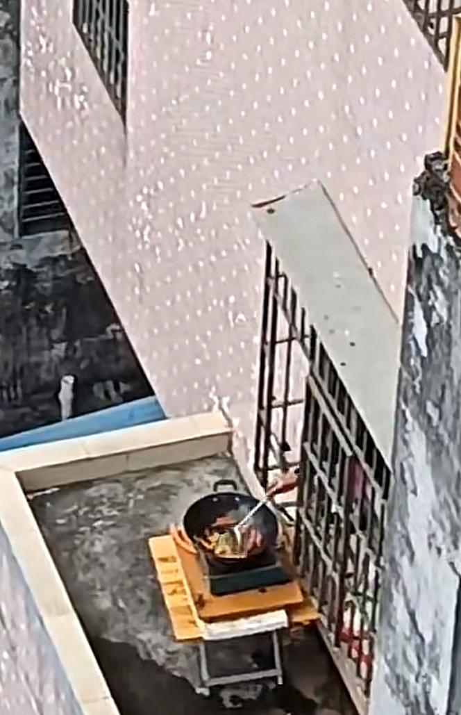 他自己家里是没有油烟了，但楼上承受所有？煤气灶在阳台外围炒菜。放到外面下雨怎么办