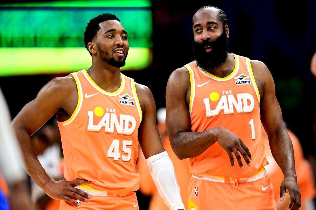 骑士季后赛首轮碰上猛龙，过去三场常规赛全输。这三场失利都在交易前，骑士还没哈