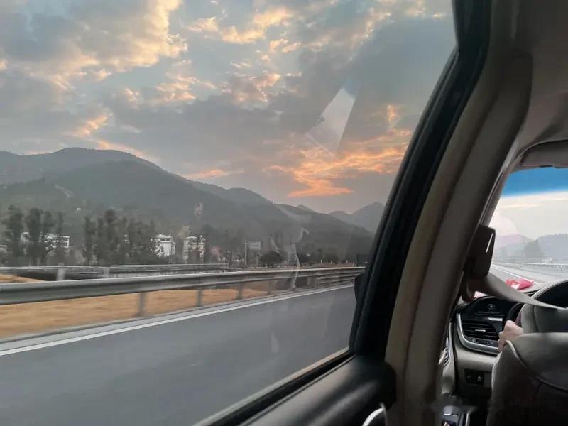 今天公司挺热闹，老司机老王递了离职申请，人事李姐拉着他劝了半天，可老王头摇得跟拨