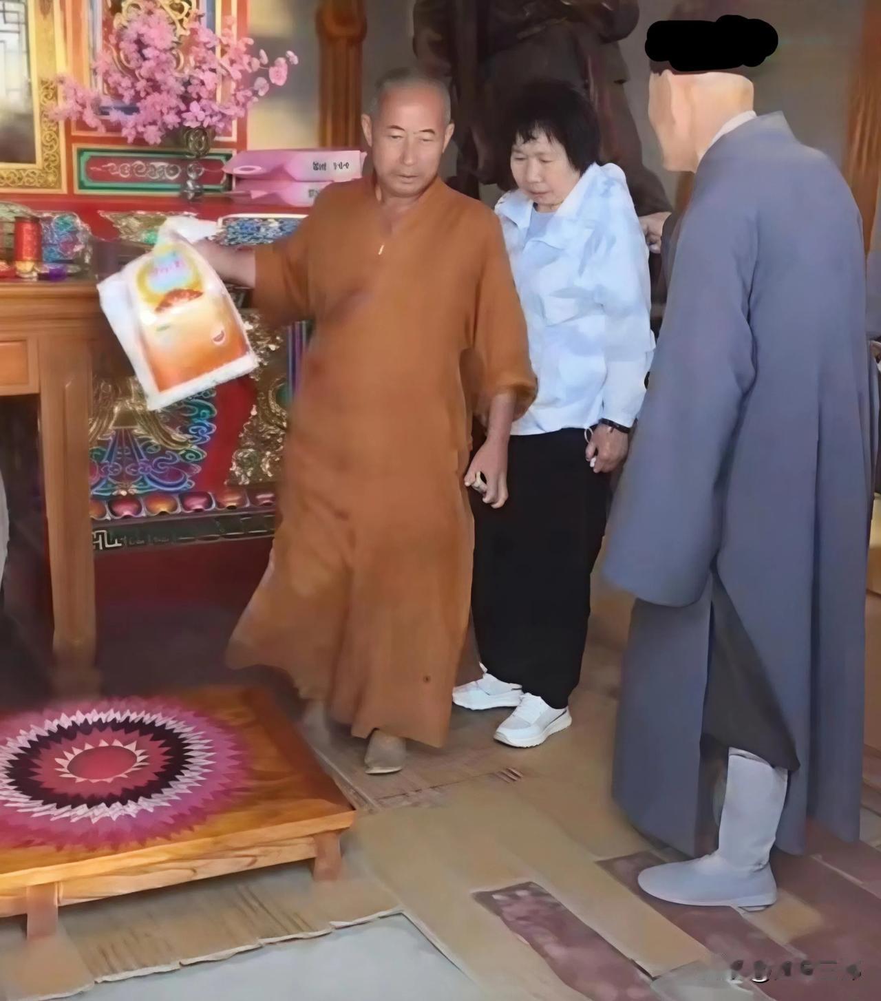 五台山扔大米和尚的处理结果出来了！目前是对负责人给予警告处分和劝诫惩处，对那个