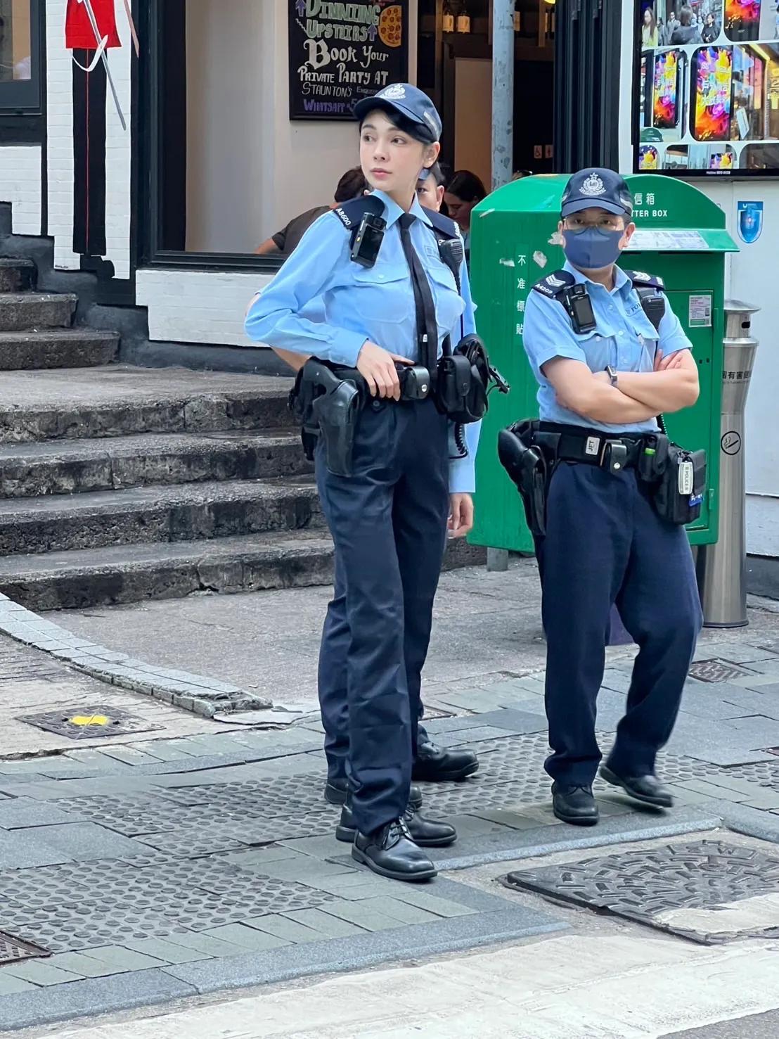 在香港中环看到的港警，很漂亮欸，身高又高腿也长🤩