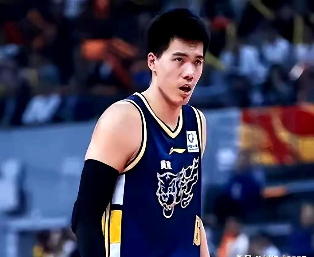 广东男篮的焦泊乔，请假了。这事儿其实挺简单的，就跟咱们上班一样，累了或者家里