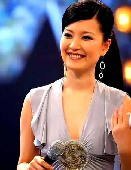 上海主持界“一姐”陈蓉和老公是相亲认识的。当年已经33岁的陈蓉迫于年龄压