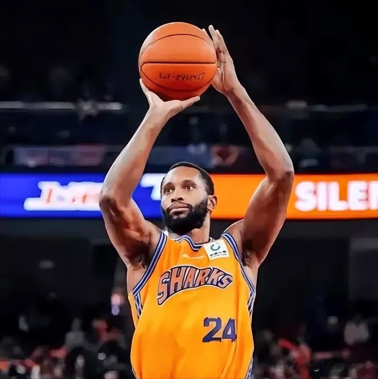 上海广东三番战，三分球四投四中的弗格竟然都被弃用，卢伟这操作也太狠了点吧。弗格