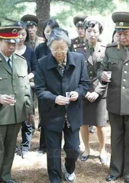 2006年，75岁的刘思齐第五次踏入朝鲜，站在毛岸英当年牺牲的地方，缓缓说道：“