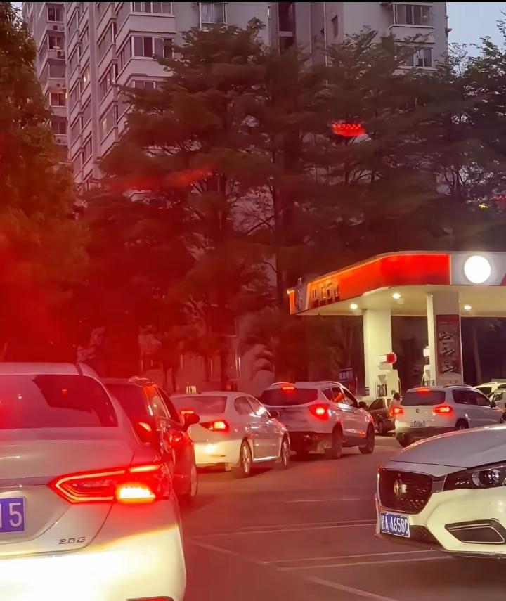 4月12日晚，加油站又开始排队了，不是因为油价跌了，而是因为这种情况天天都有