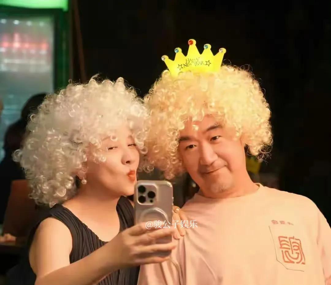 张国立携妻子邓婕出席朋友聚会，夫妻二人戴着假发自拍搞怪，尽管已经67岁，邓婕依然