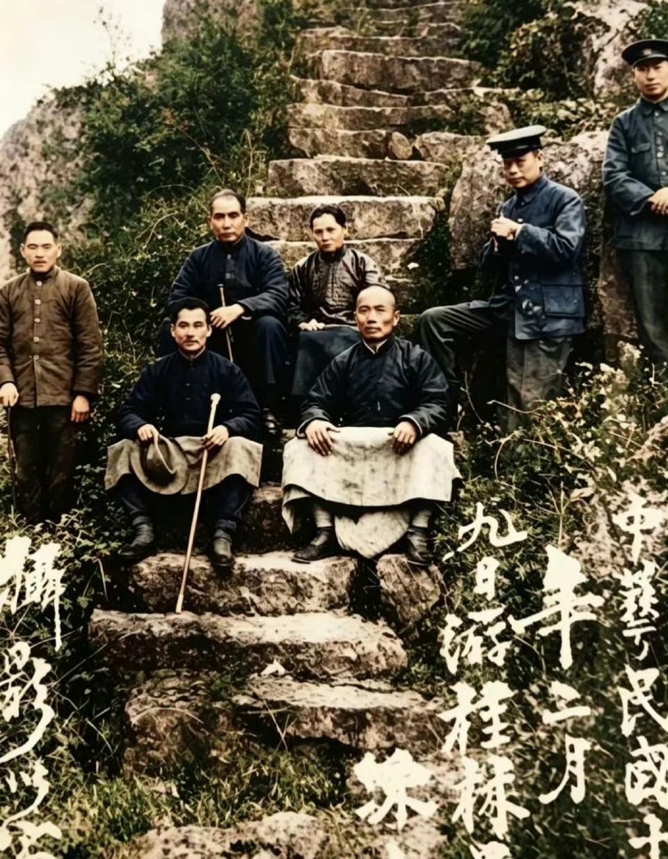 1922年2月9日，孙中山、宋庆龄等人游览桂林彩叠山时的珍贵合影。坐在总理夫妇前
