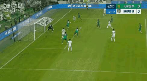 成都蓉城前锋王子铭差一点点打破老东家北京国安大门，王子铭这个球跑位已经是相当好了
