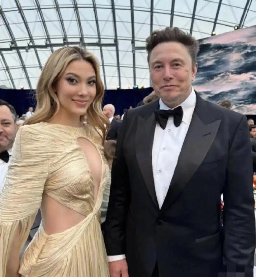 马斯克手拿酒杯，风度翩翩；谷爱凌金发披肩，如动漫美少女，两人相谈甚欢；莫非马斯