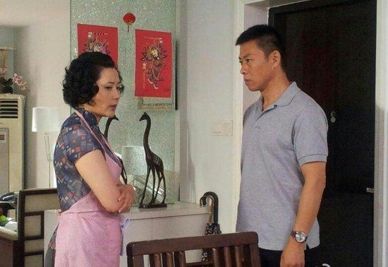 母亲养我长大, 男友不同意与母亲同住, 竟以孩子要挟赶走生病妈妈!