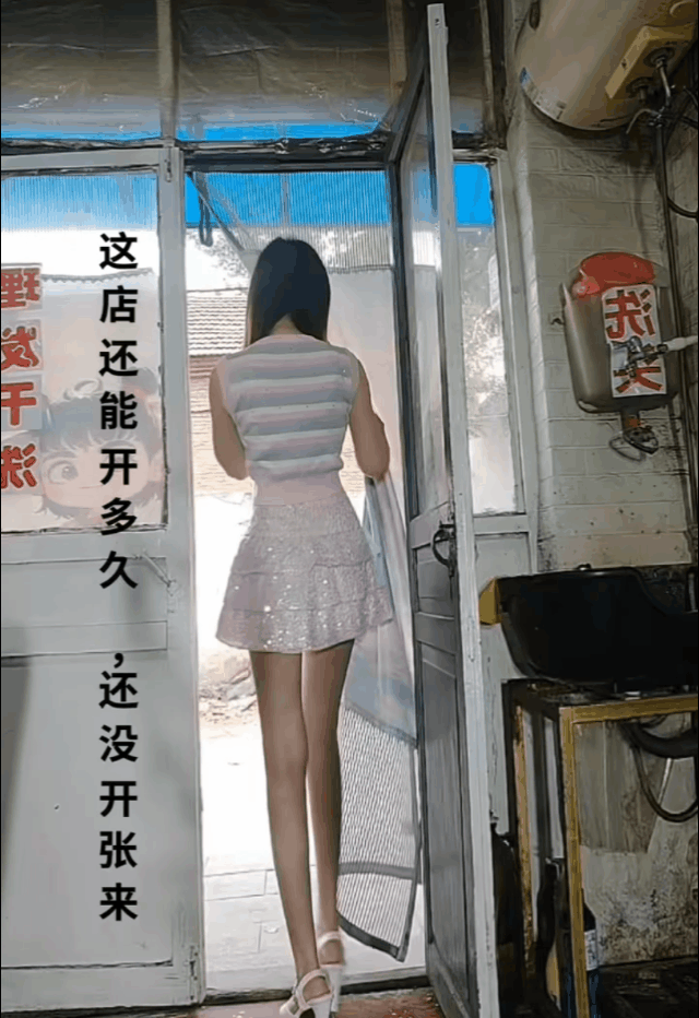 回乡镇开了一间理发店，可是每天理发的人不多，愁死人了！