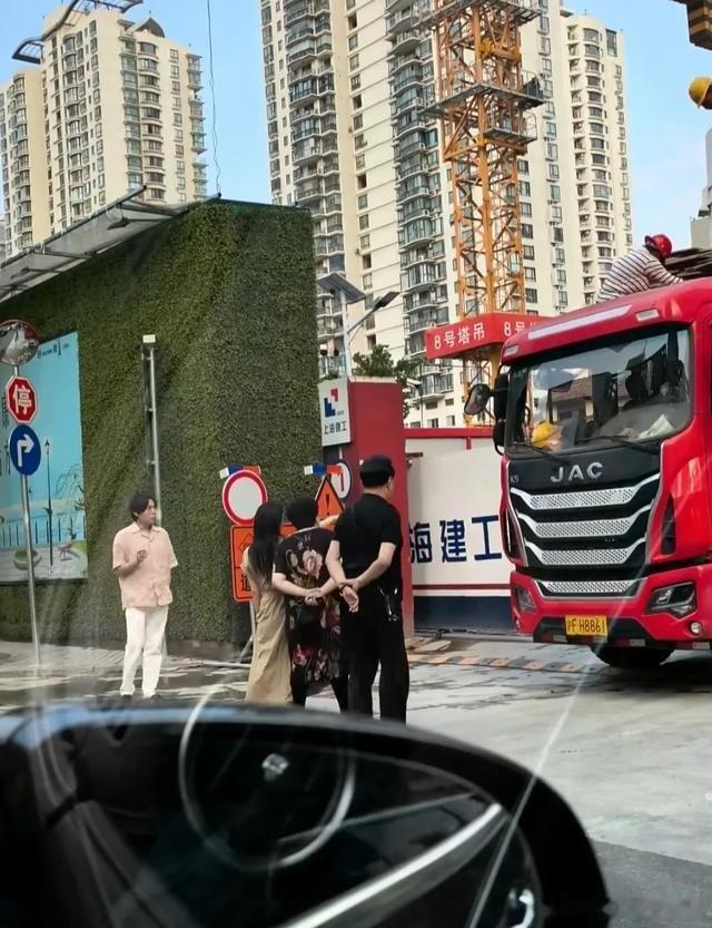 57岁伊能静和47岁秦昊穿拖鞋看上海楼盘，婆婆爆炸头贵气抢镜，网友：租房十多年不是买不起是图啥​