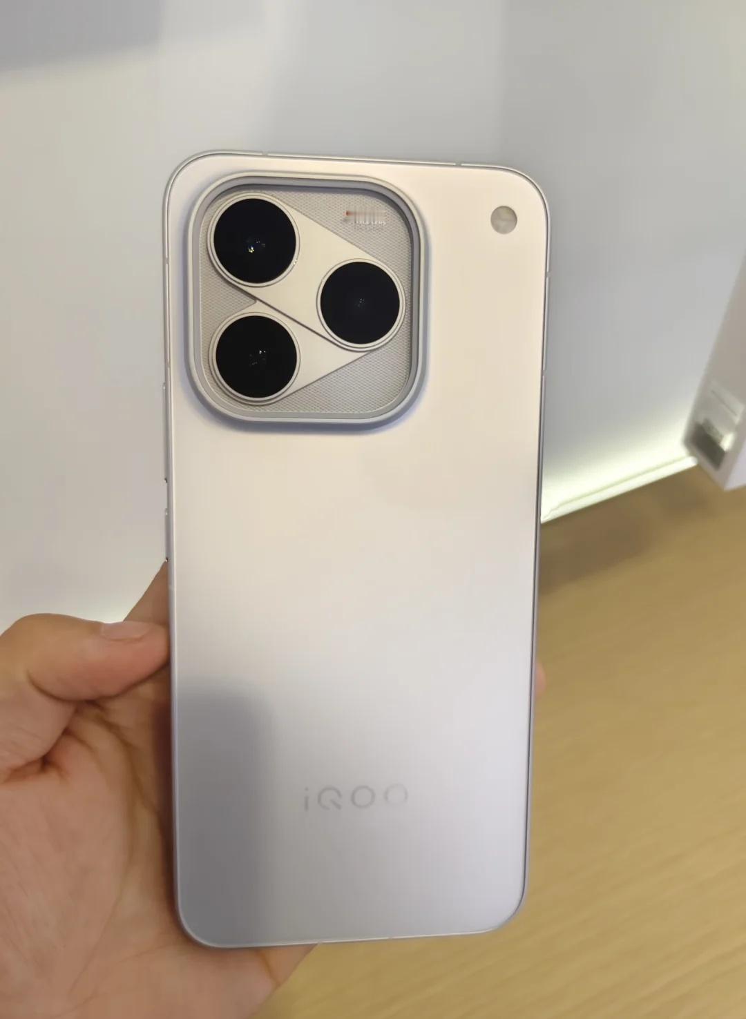 iQOO16，整体体验远超预期，完全是把旗舰配置拉满的水桶机，说说最戳我的几个
