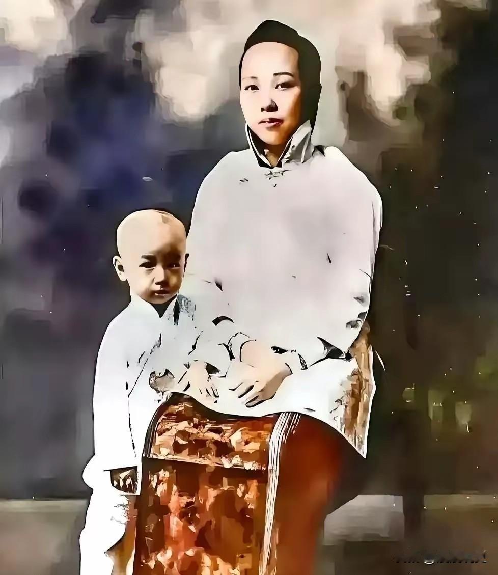 谁能想到，这个虎头虎脑、靠在妈妈怀里的小不点，就是后来那个名字能顶五个师的钱学森