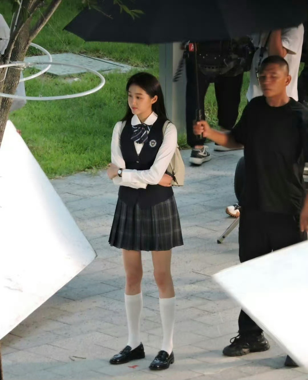 关晓彤生图路透，这算不算美女？​​​看着好老气的脸​​​
