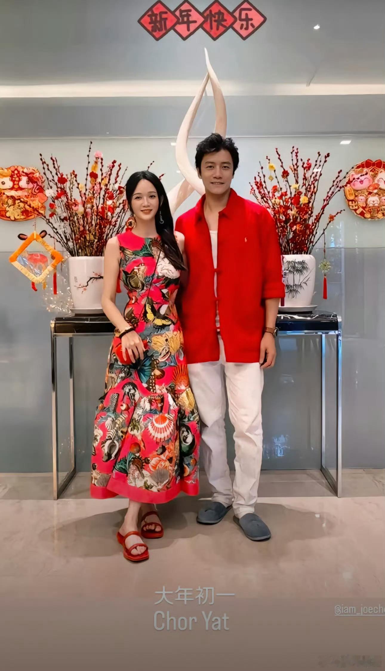 陈乔恩去马来西亚给公婆拜年，穿新衣美到发光，与老公同框秀恩爱惹人羡慕。