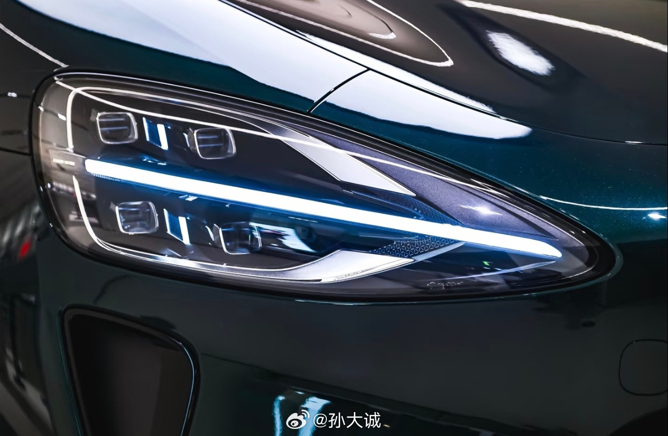 不出所料，新SU7靛石绿选择率最高。绿色一直是雷总的最爱，也是我的心头好。上次小