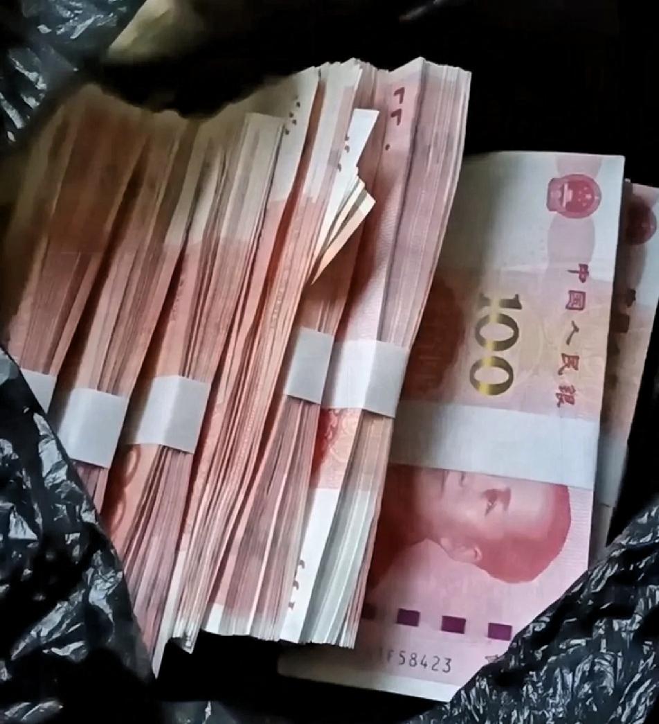 网传南京有位奶奶大扫除，竟在床底下翻出老伴藏的48万现金，这可把她乐坏了，麻