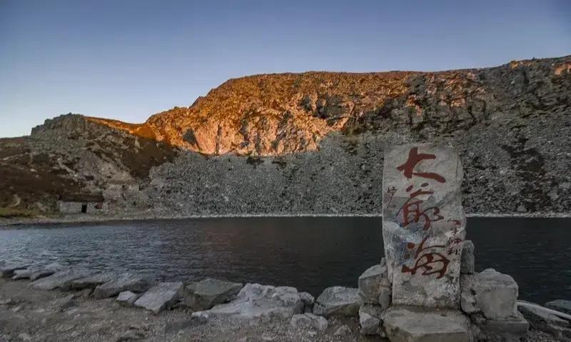 元旦刚过完，陕西小鳌太又出事了。四个没报备的徒步人钻进去，一夜暴雪，直接失联。