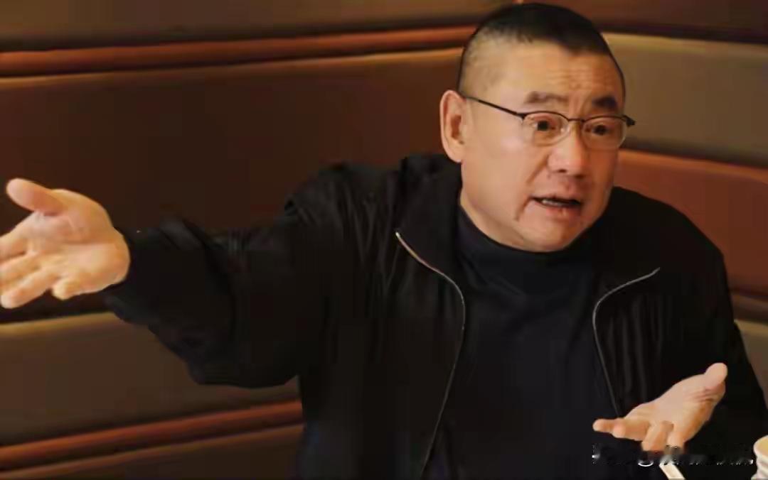香港老牌富豪的生活，真的不是靠拍脑袋能想象出来的。就说75岁的刘銮雄，大家都喊