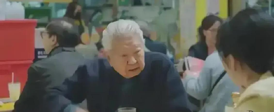 田朴珺在访谈里说自己从没靠男人，全靠个人打拼。主持人蔡澜直接一句“那你人脉是不