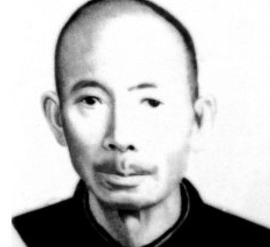 1976年，一名老人在北京军事博物馆参观时，看着四下无人，偷偷摸了一下文物，被工