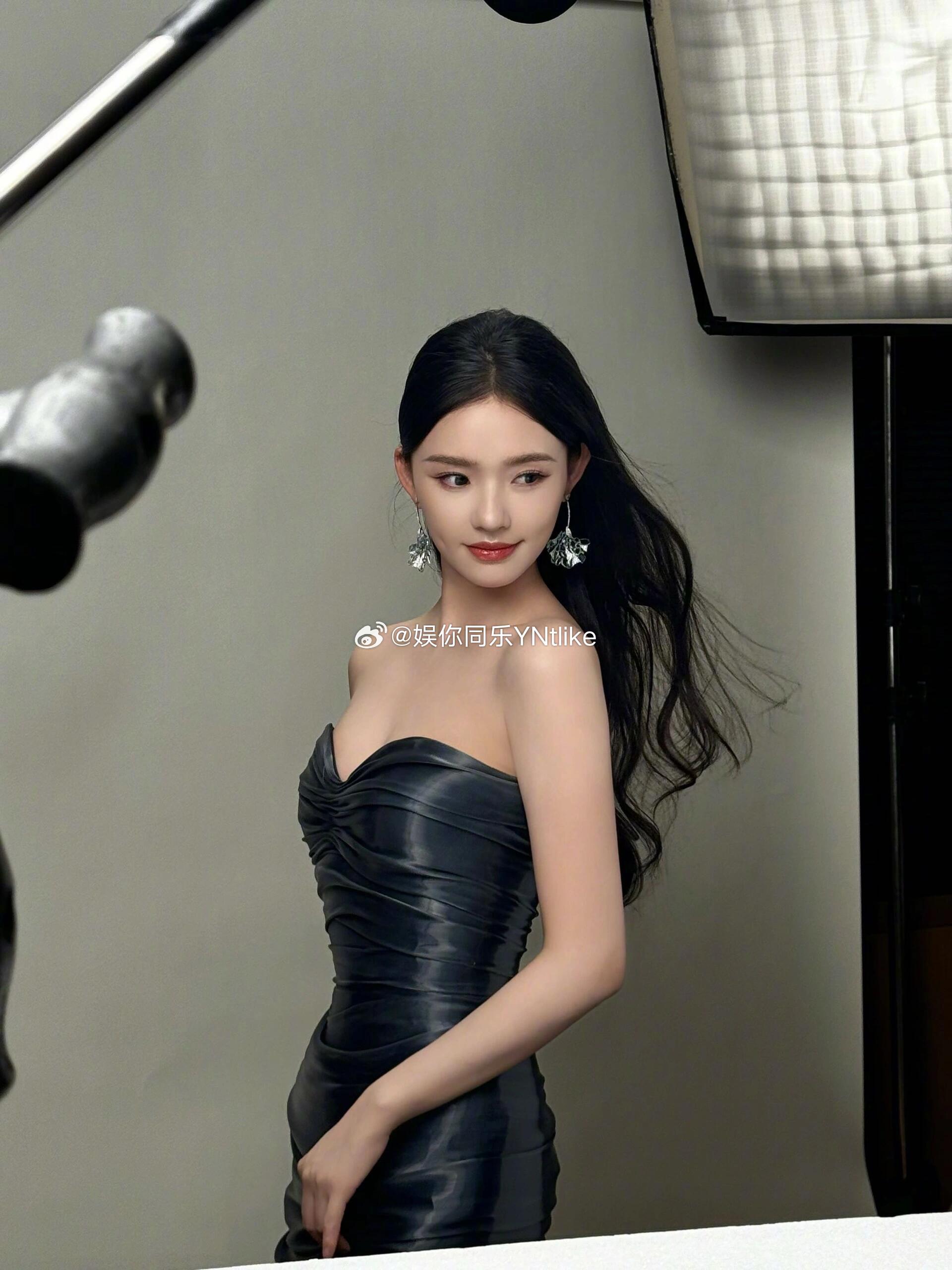 林允替张凌赫挡刀路透