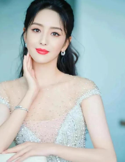 写真中的她，性感妩媚又楚楚动人，令人心醉神迷，仿若从梦幻中走来的仙子