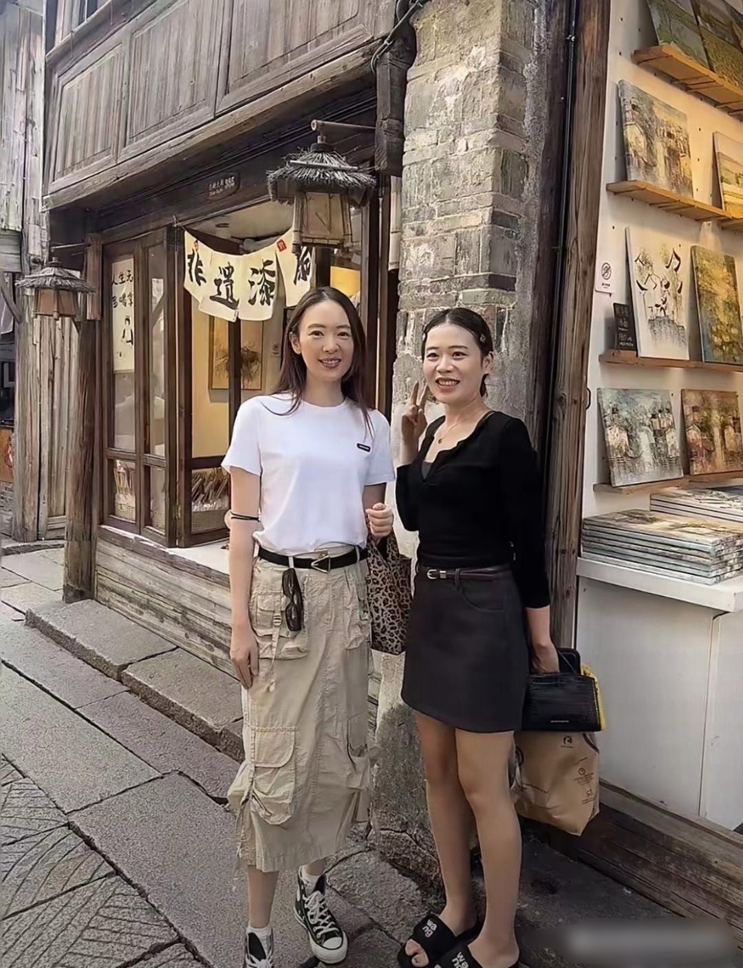 网友逛街偶遇童谣，个子真的高