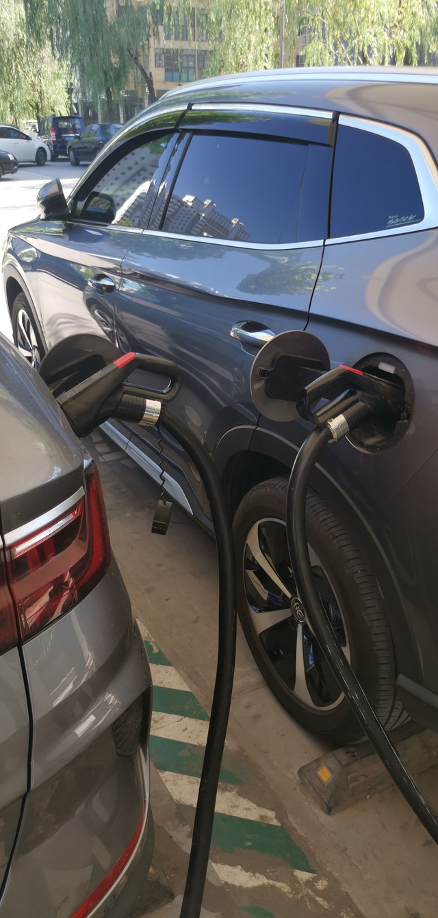 比亚迪的问题到目前为止没有出现任何问题。然而，最近我发现很多新提车的朋友们出现