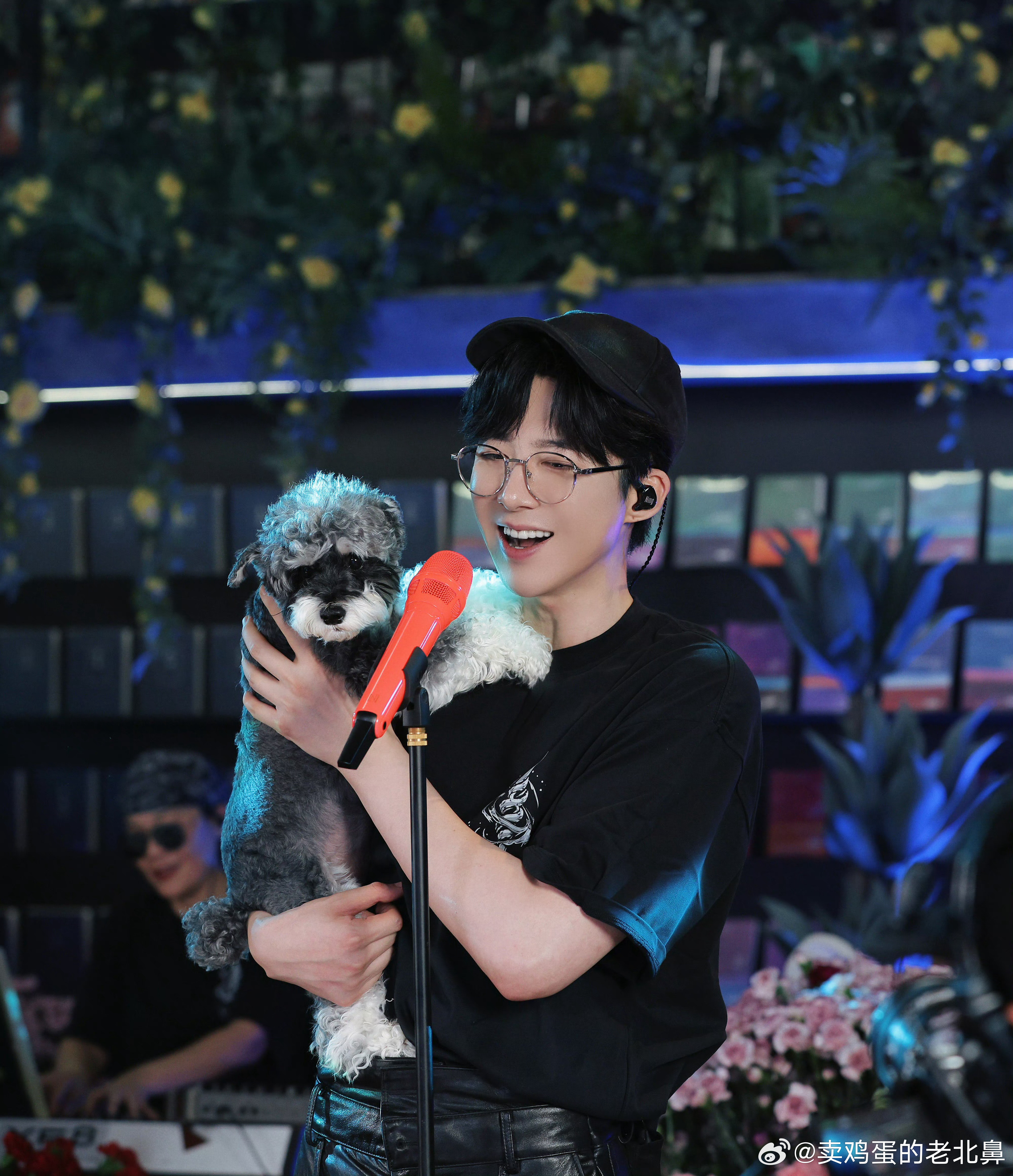 饱子臂力真不错。抱着煤气罐儿唱完一首歌。刘宇宁早春晴朗片头曲​​​
