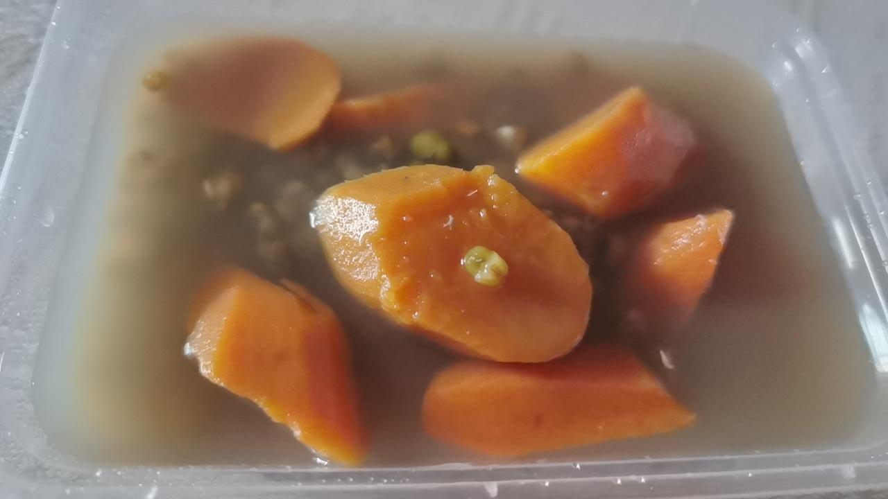 前几天晚上八点，我订的外卖晚了四十分钟才到，小哥满头是汗，车把手上挂着三杯奶茶，