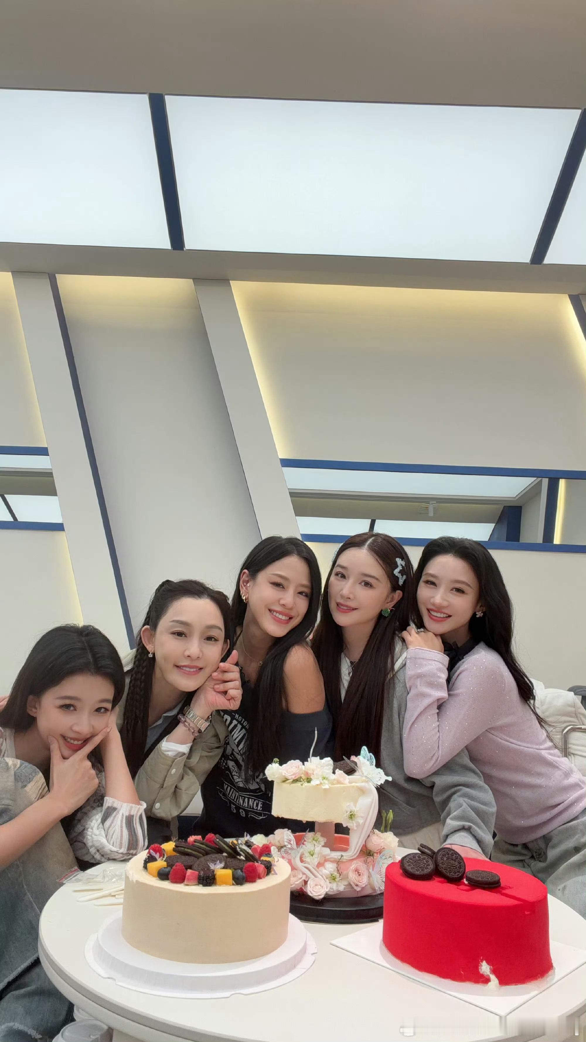 孙怡范玮琪阚清子何宣林为江语晨庆生江语晨在浪姐过生日了~队内姐姐们一起给江语晨