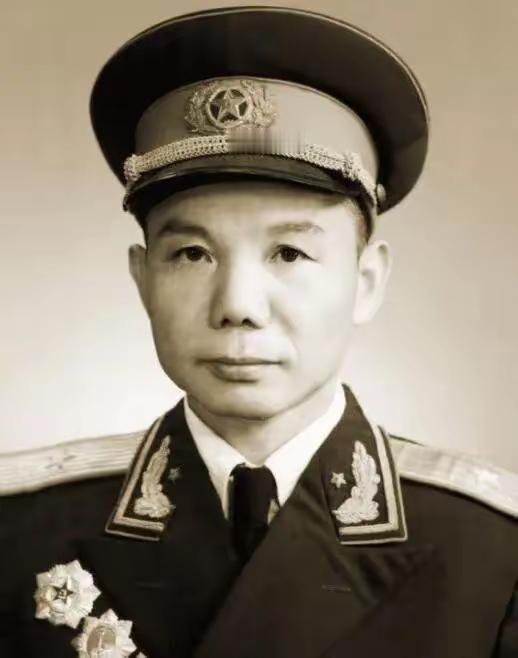 1937年，肖永银扮成乞丐突围后，正喝一碗青稞面粥，却被一位老者识破身份，他惊道