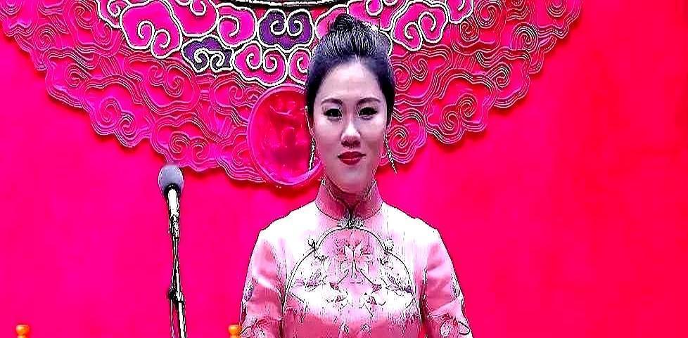 郭麒麟接到的手捧花，竟是郭德纲提前排练了三次的结果。主持人高峰当场起哄，郭